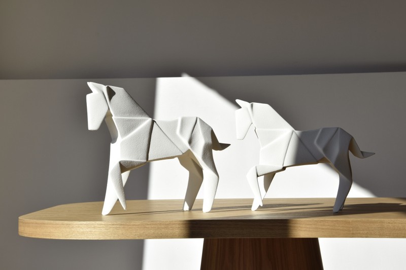 COLLECTION CHEVAUX EN ORIGAMI. SCULPTURE EN CÉRAMIQUE TEXTURE MATE| VP Interiorismo