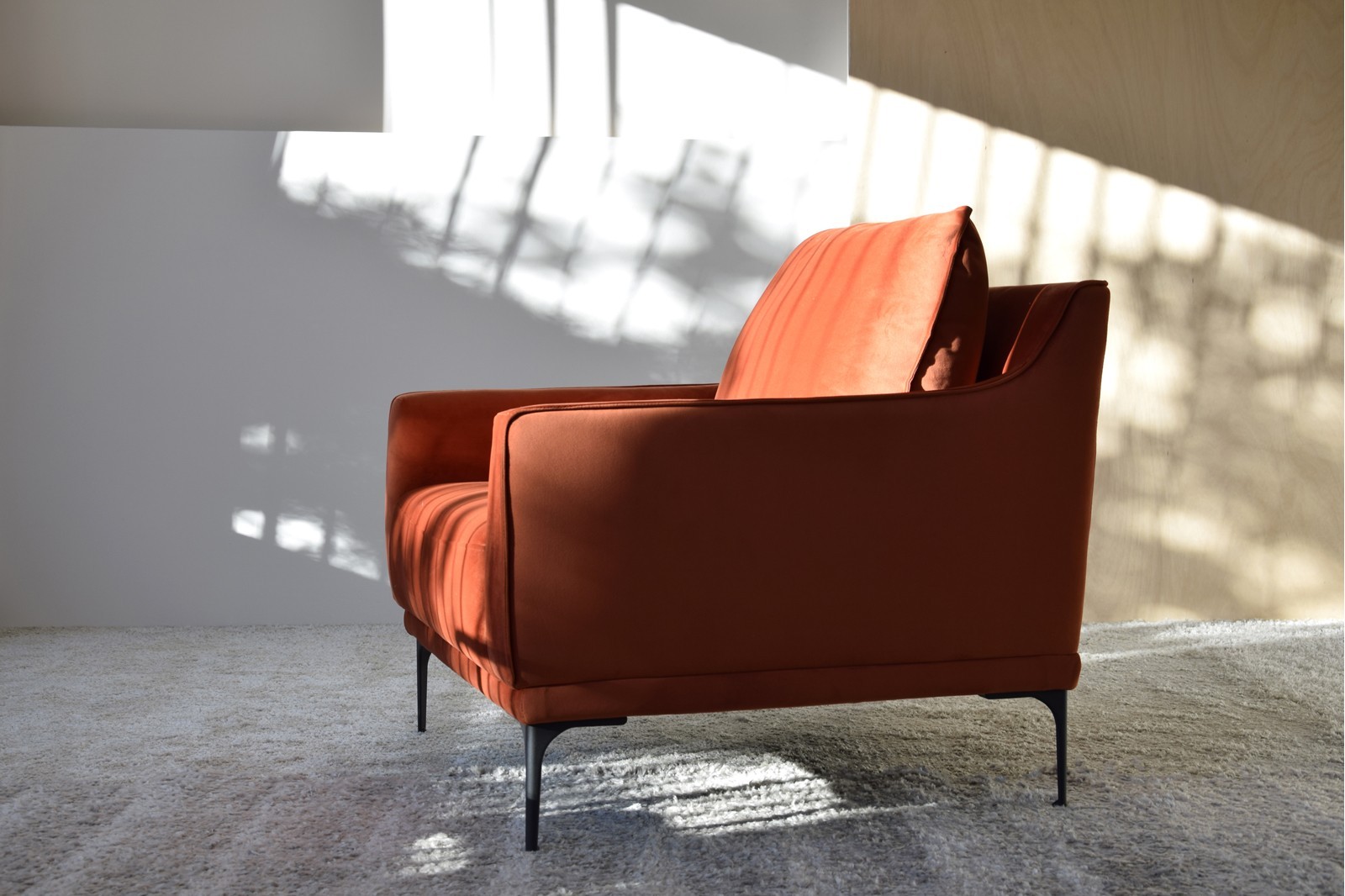 BUTACA TAPIZADA EN TONO ROJO OSCURO