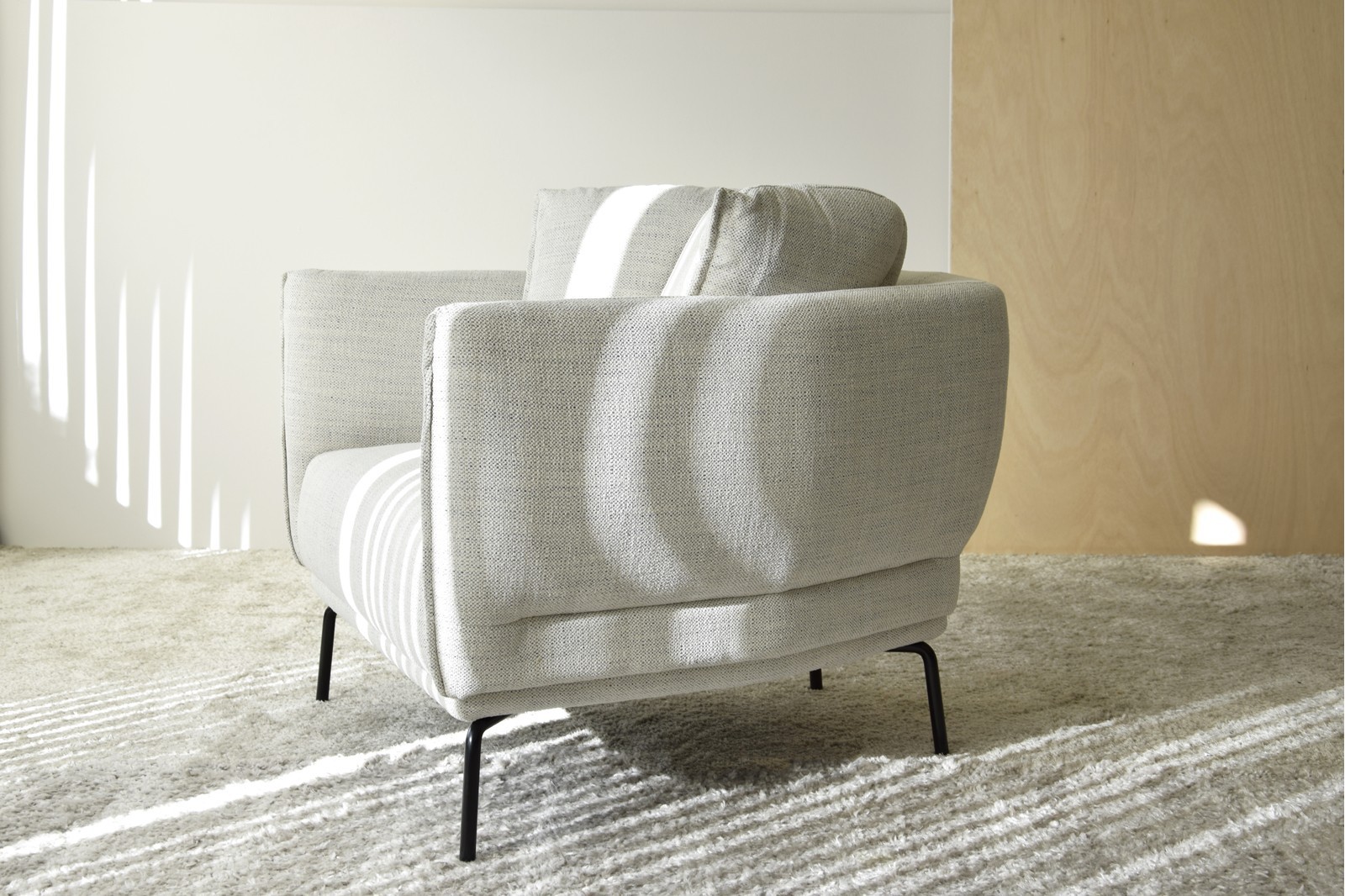 BUTACA TAPIZADA EN MEZCLILLA BEIGE