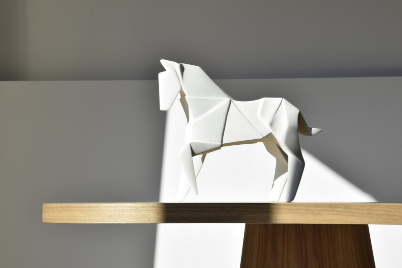 CERAMIC HORSE TEXTURED MATT WHITE FINISH. LARGE | VP Interiorismo