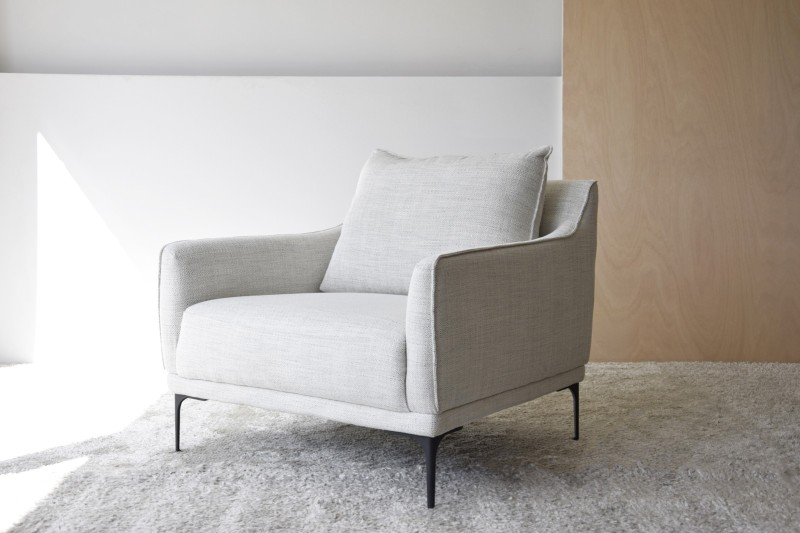 FAUTEUIL CARRE DANS LES TONS BEIGE DENIM | VP Interiorismo