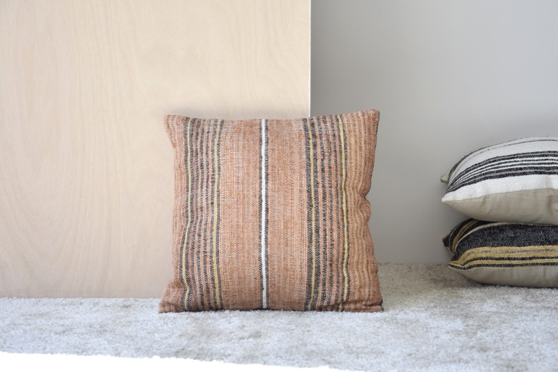 COUSSIN EN COTON NOIR ET CAMEL. ADRA N.3 | VP Interiorismo