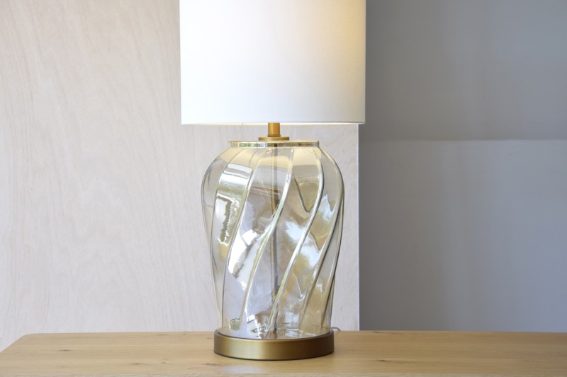TWIST TABLE LAMP. AMBER GLASS | VP Interiorismo