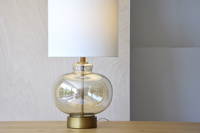 ORBE TABLE LAMP. AMBER GLASS | VP Interiorismo