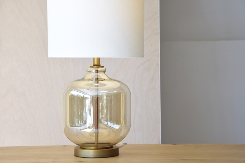 BELA TABLE LAMP. AMBER GLASS | VP Interiorismo