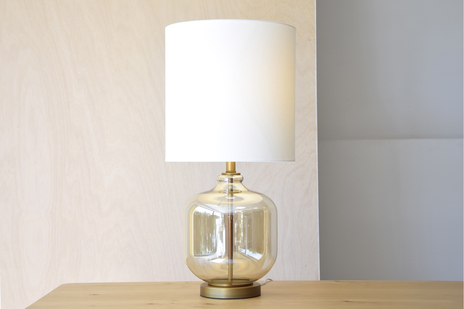 LAMPARA BELA. VIDRIO AMBAR CON PANTALLA