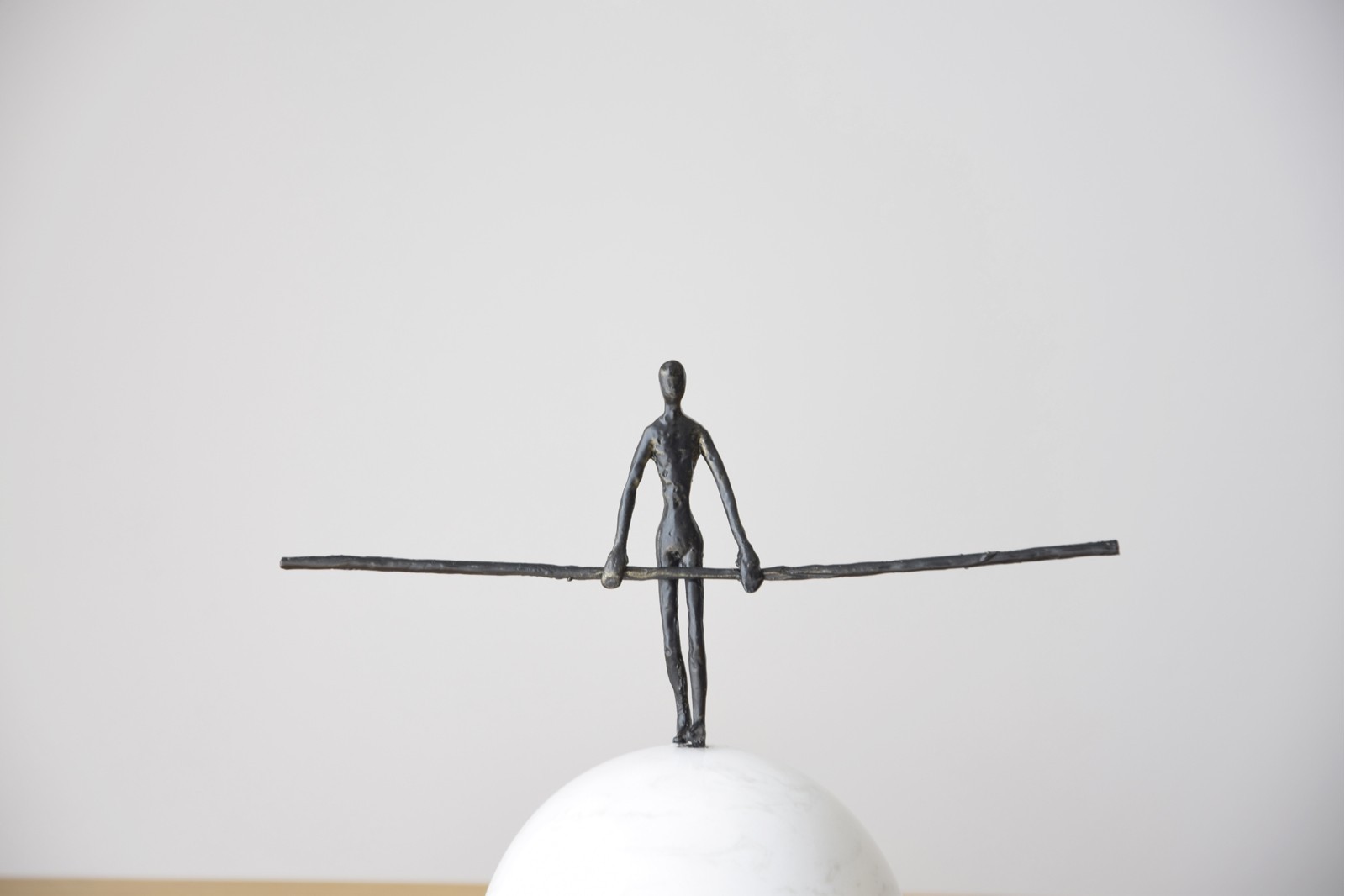 ESCULTURA FUNAMBULISTA N1.METAL Y MÁRMOL