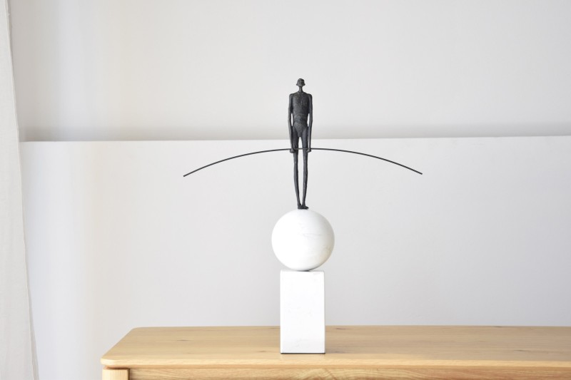 SCULPTURE FUNAMBULE N2.METAL ET MARBRE | VP Interiorismo