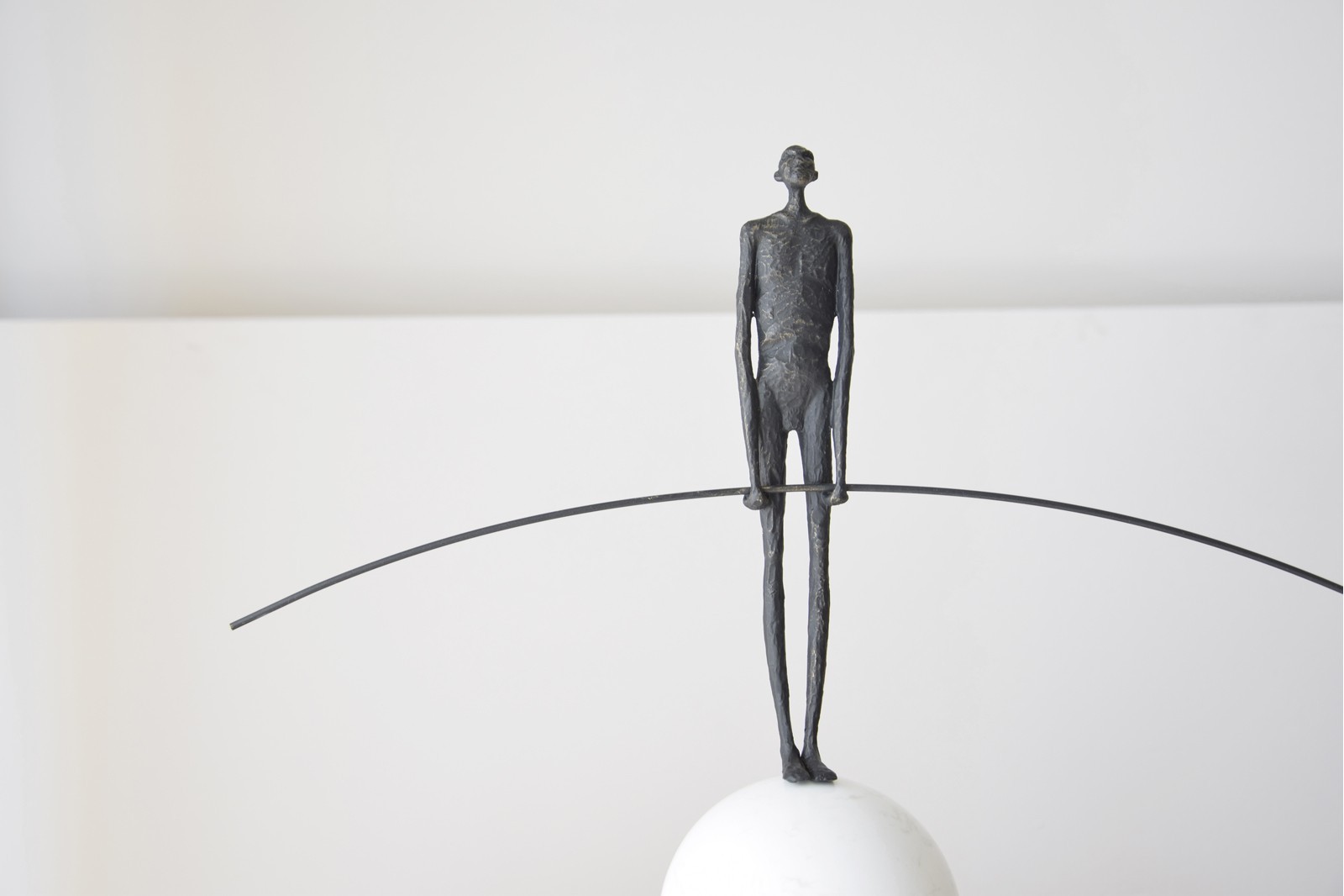 ESCULTURA FUNAMBULISTA N2.METAL Y MARMOL