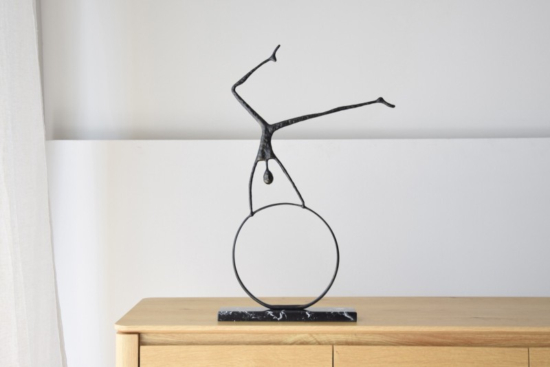 ACROBAT SCULPTURE. METAL AND MARBLE | VP Interiorismo