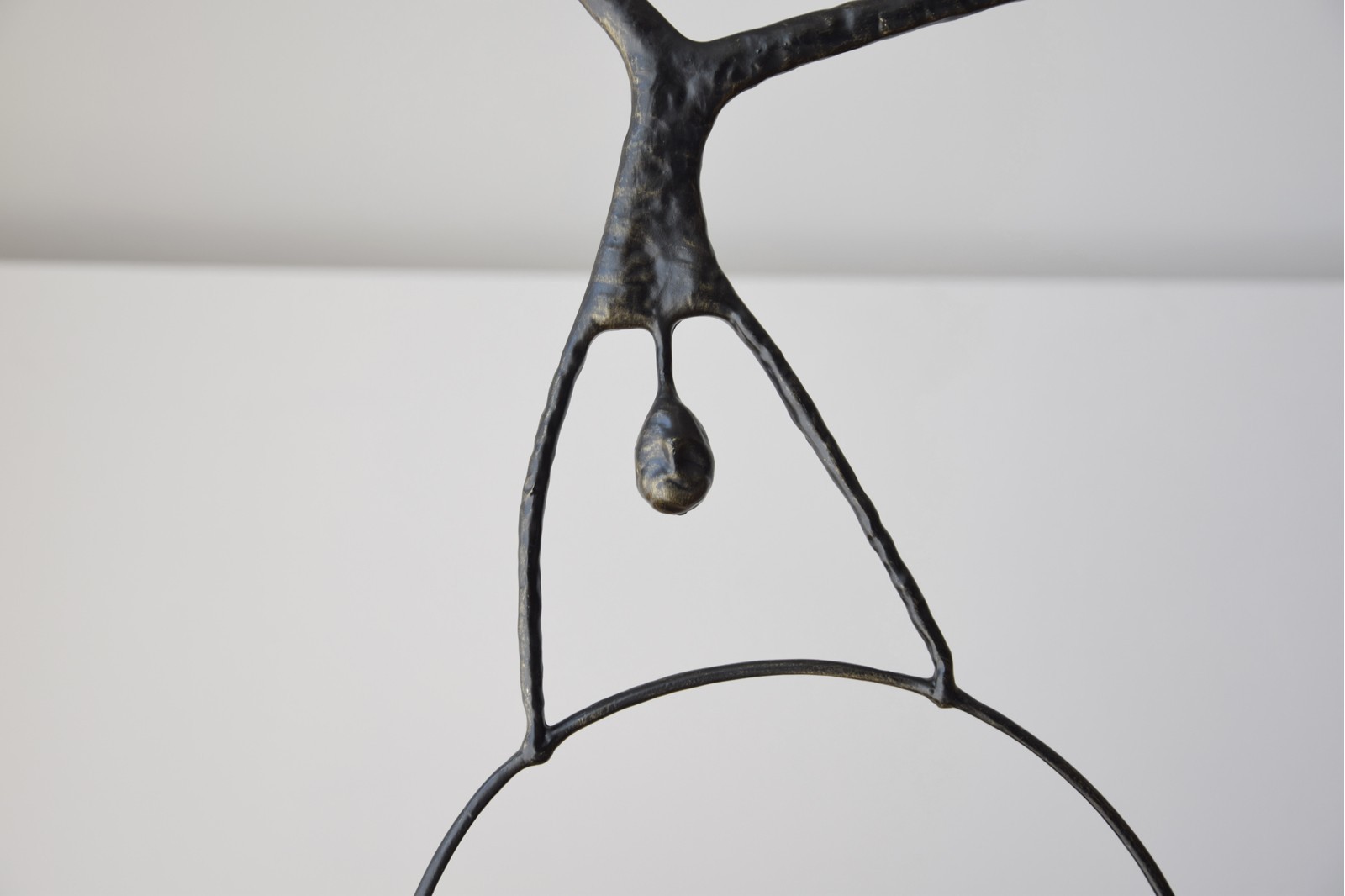 ESCULTURA ACROBATA. METAL Y MARMOL