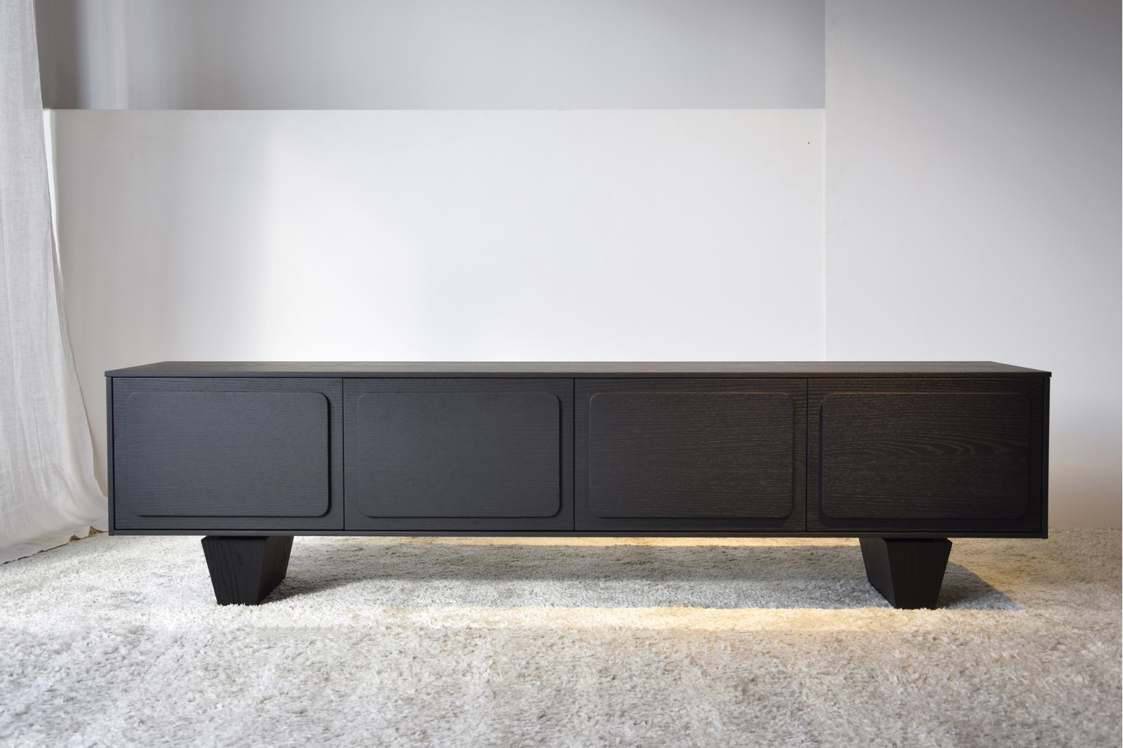 MUEBLE TV RIO. ROBLE TENIDO NEGRO