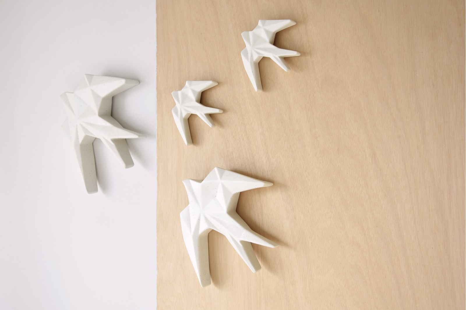 COLECCIÓN ANDURIÑA BLANCO PINTAS. ESCULTURA CERÁMICA MATE PARED