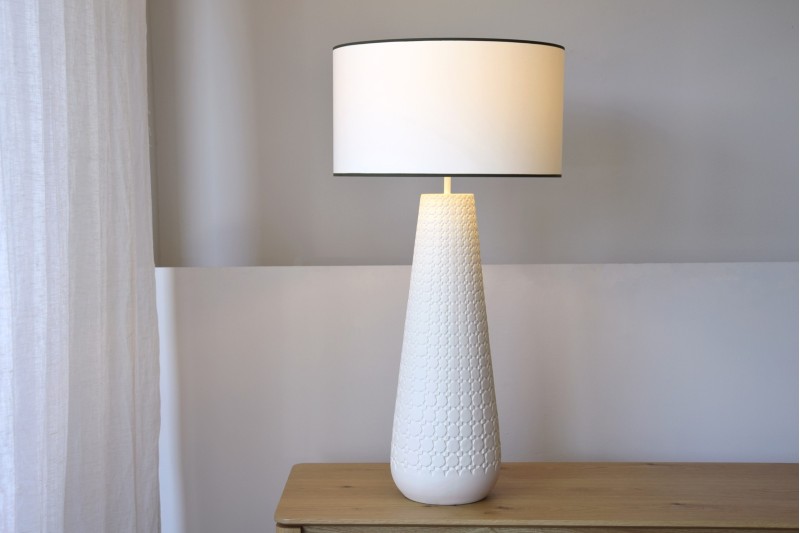 LAMPE DE TABLE CLAUDIA EN CERAMIQUE AVEC ABAT-JO | VP Interiorismo