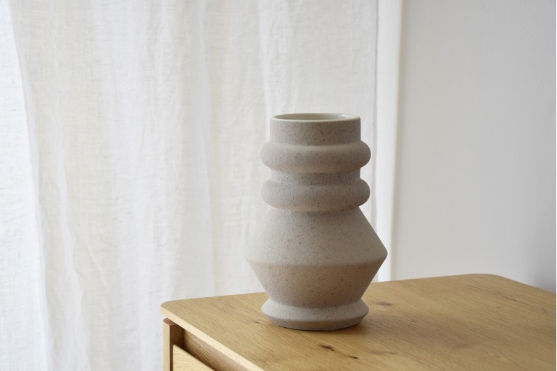 CERAMIC VASE VOLUMEN. TAUPE MATT | VP Interiorismo