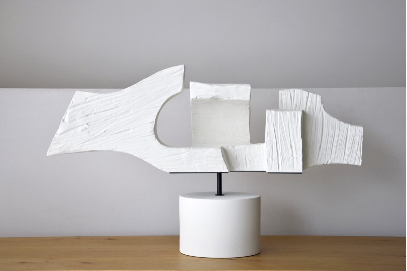 SCULPTURE EN BETON. CERAMIQUE BLANCHE TEXTUREE | VP Interiorismo