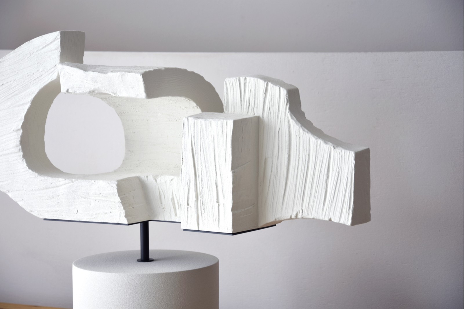 ESCULTURA HORMIGON. CERAMICA BLANCO