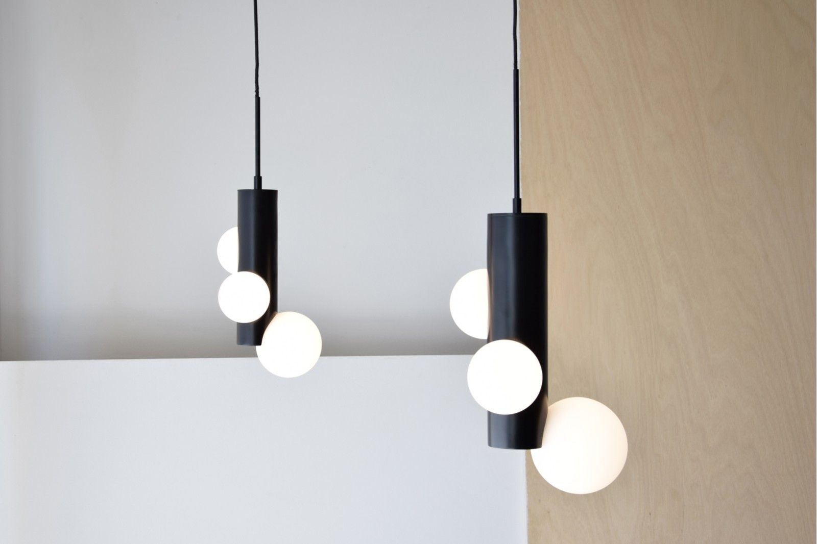 COLECCIÓN POMPA: LÁMPARAS TECHO VIDRIO Y METAL NEGRO