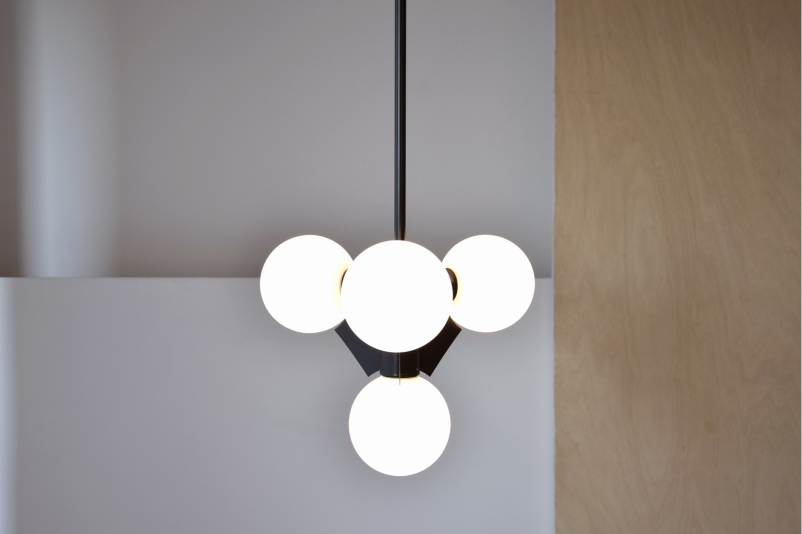 LAMPARA TECHO ESTRELLA. VIDRIO Y METAL.