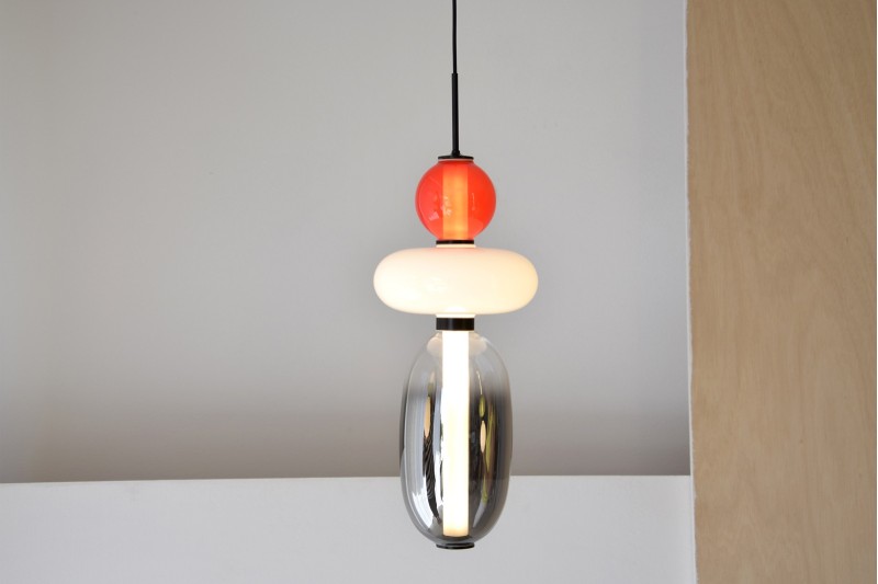 LAMPARA TECHO RACIMO VIDRIO ROJO. LED.