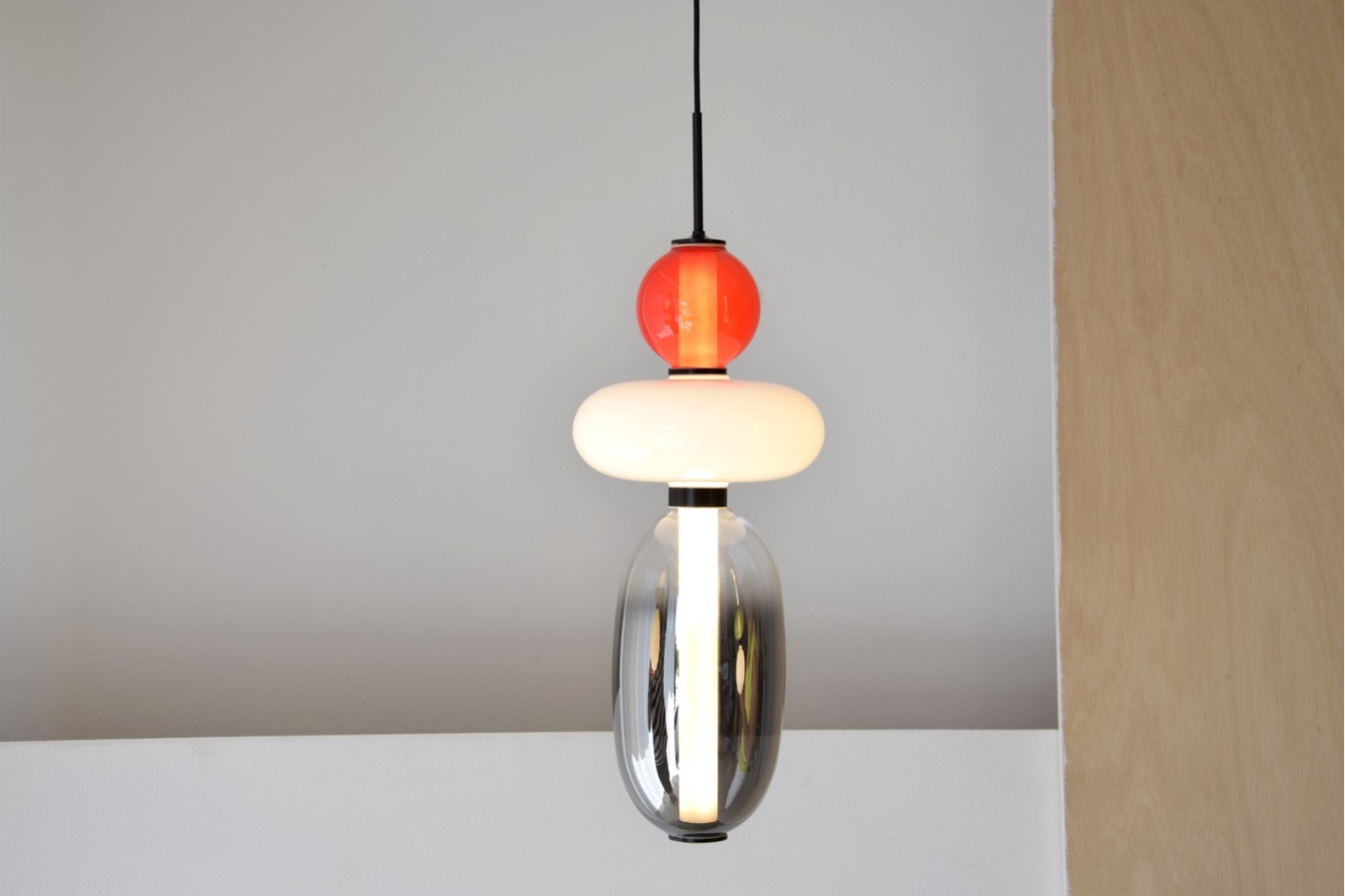 LAMPARA TECHO RACIMO VIDRIO ROJO. LED.