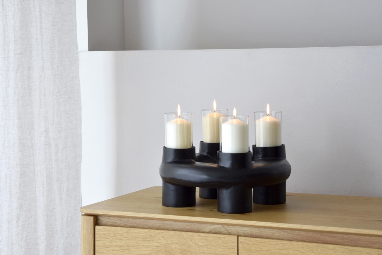 CANDELABRO MARA. METAL. NEGRO