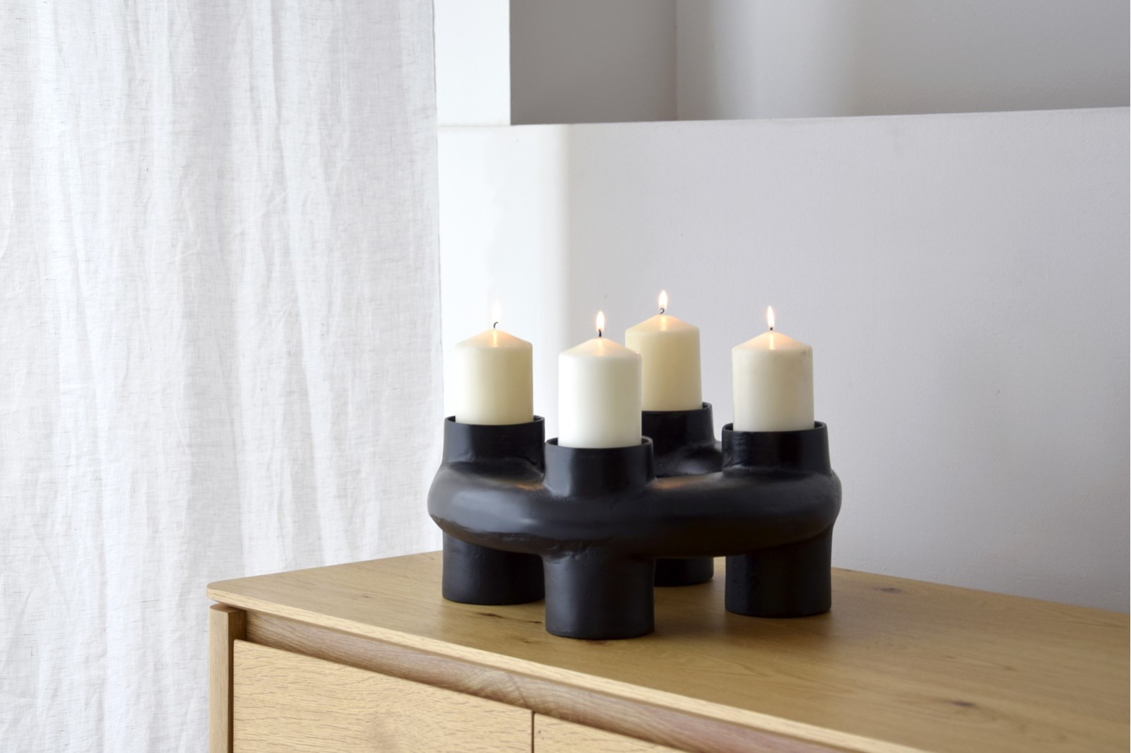 CANDELABRO MARA. METAL. NEGRO