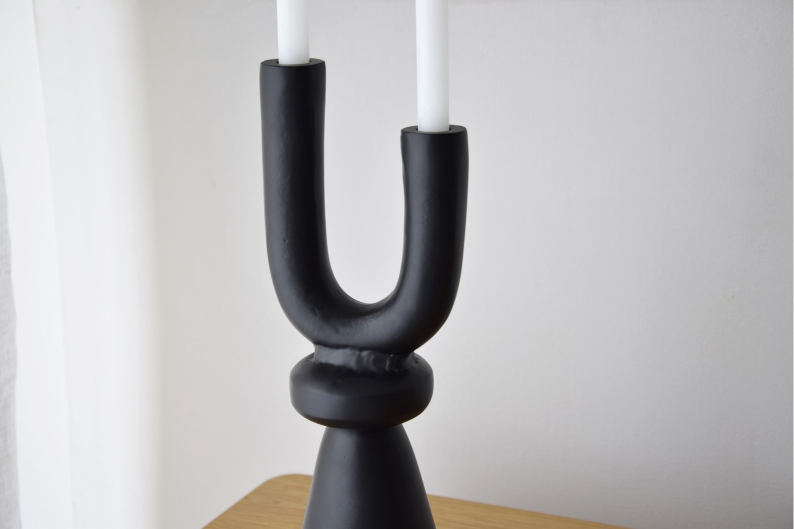 CANDELABRO DUO. METAL. NEGRO. ALTO
