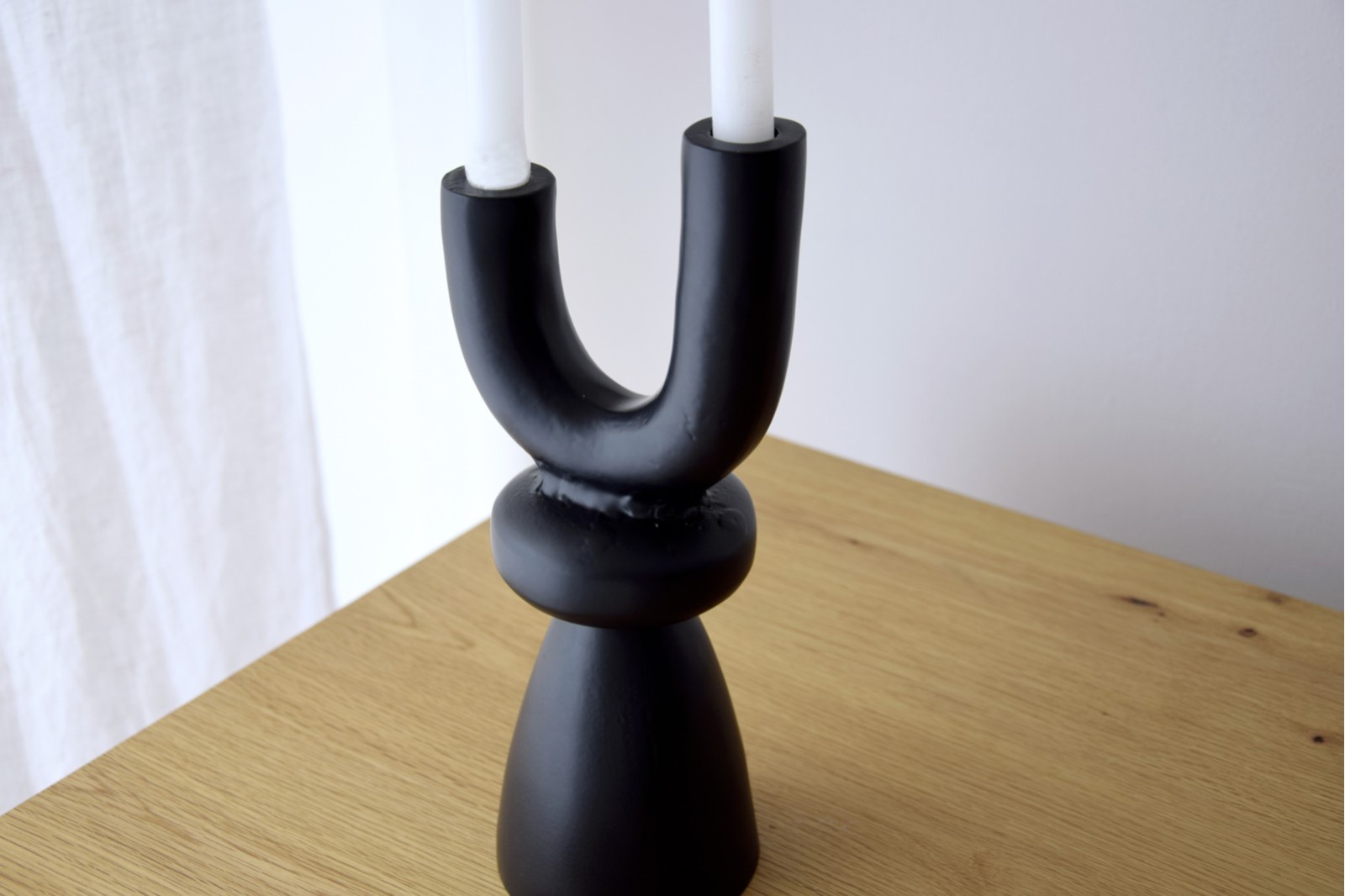 CANDELABRO DUO. METAL. NEGRO. BAJO