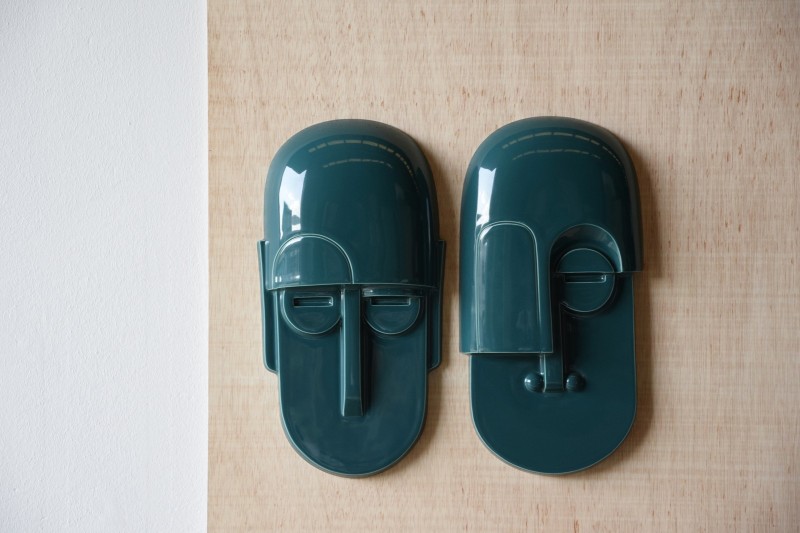 CERAMIC MASK TO HANG ON THE WALL. GLAZED GREEN.N1 | VP Interiorismo