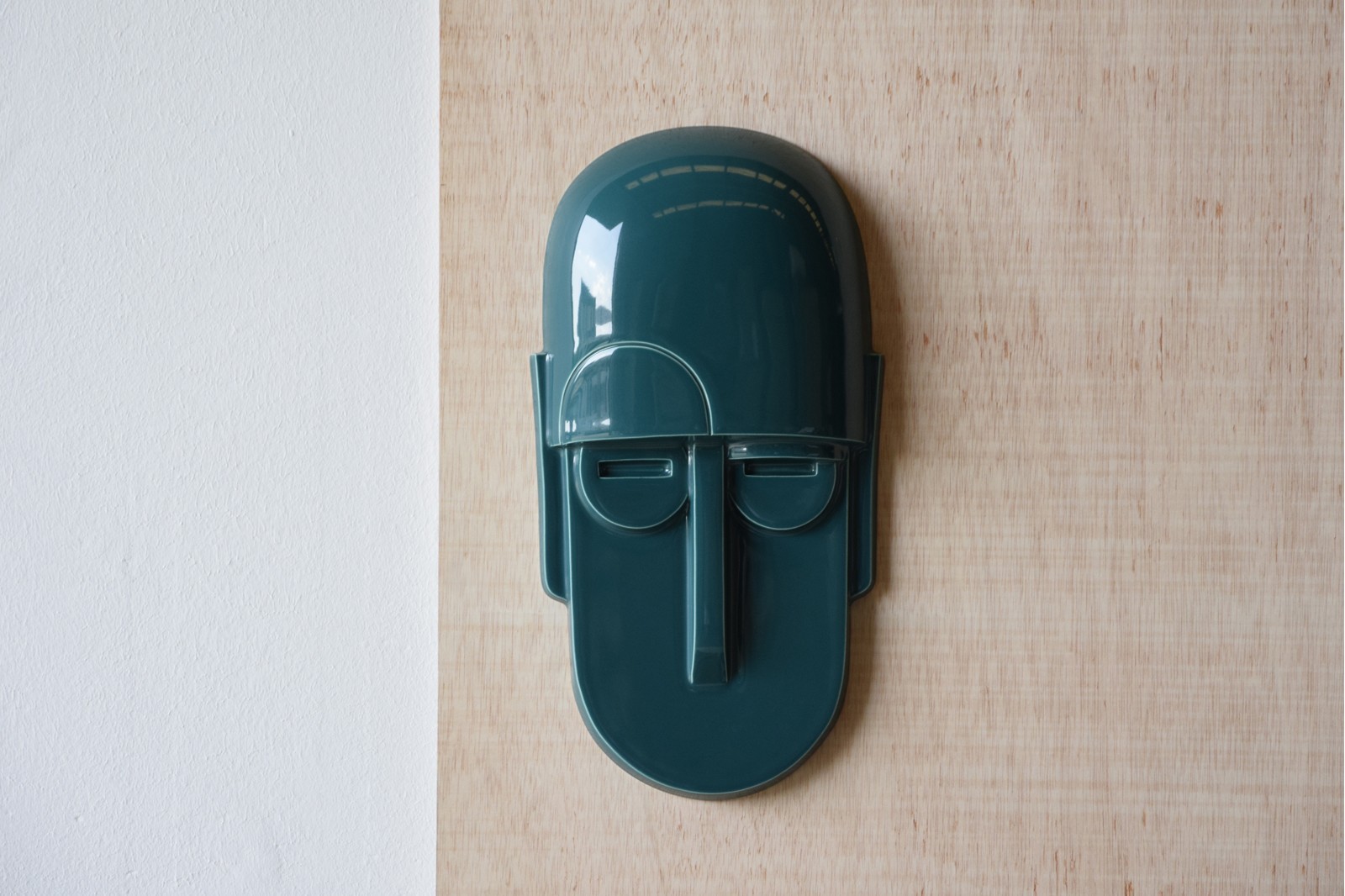 COLECCIÓN MÁSCARAS CERÁMICA VERDE BRILLO PARED