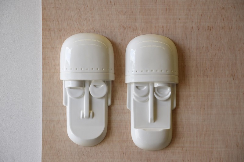CERAMIC MASK TO HANG ON THE WALL. GLAZED WHITE. N2 | VP Interiorismo