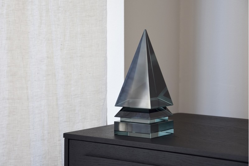 BLUE CRYSTAL DECORATION PYRAMID LARGE | VP Interiorismo