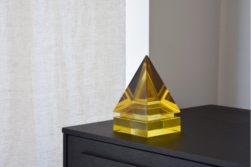 PYRAMIDE DE DECORATION EN CRISTAL JAUNE. PETIT | VP Interiorismo
