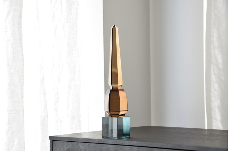 DECORACION CRISTAL OCRE OBELISCO.PEQ