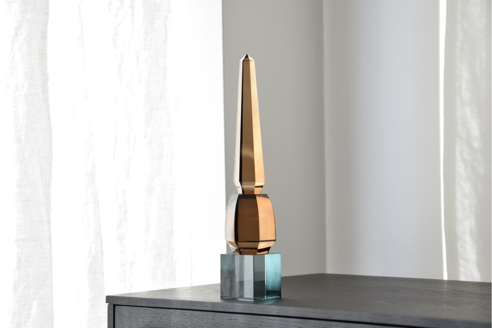 DECORACION CRISTAL OCRE OBELISCO.PEQ