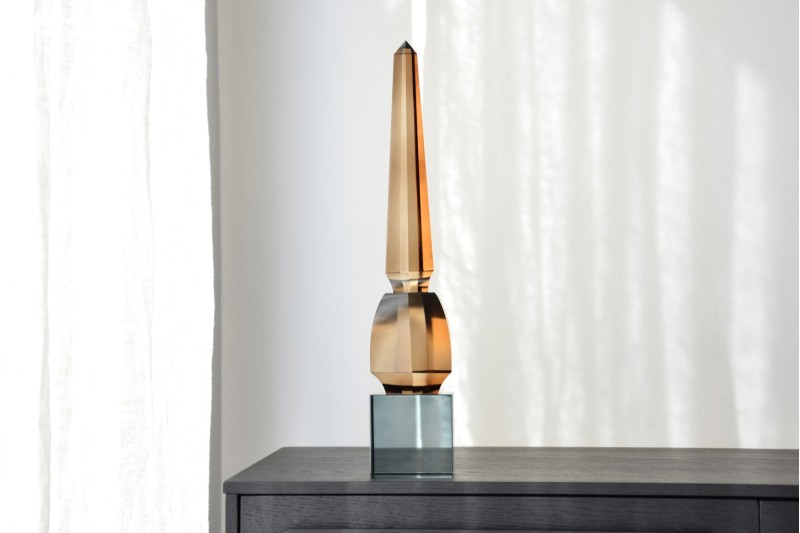 DECORATION CRYSTAL OCHRE OBELISK.LARGE | VP Interiorismo