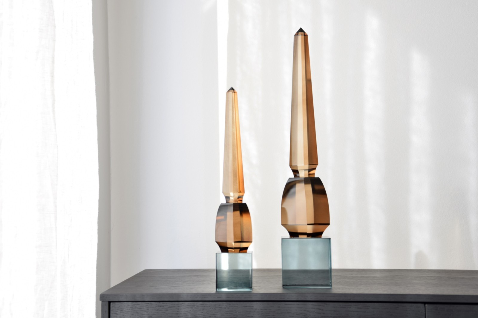 DECORACION CRISTAL OCRE OBELISCO. GR