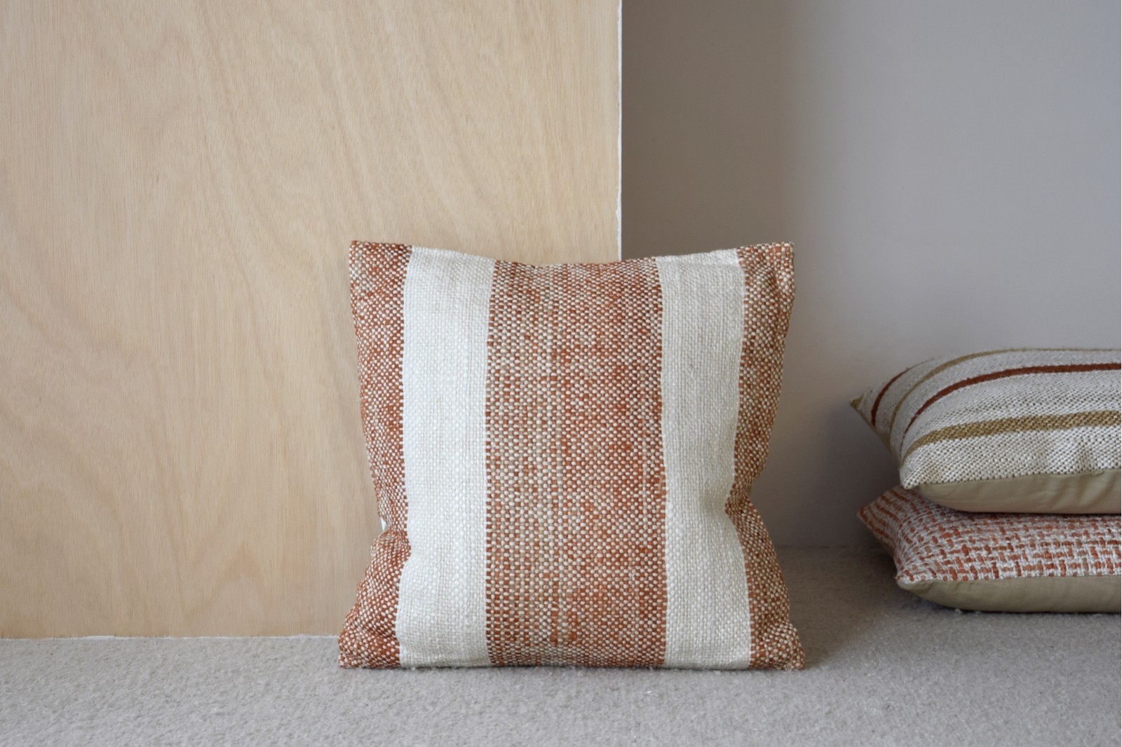 COJIN ALGODON NARANJAS BLANCO. OIA N.2