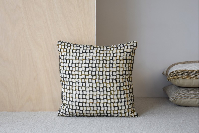 COUSSIN EN COTON MOUTARDE OCRE ET BLANC. LAZA N.4 | VP Interiorismo