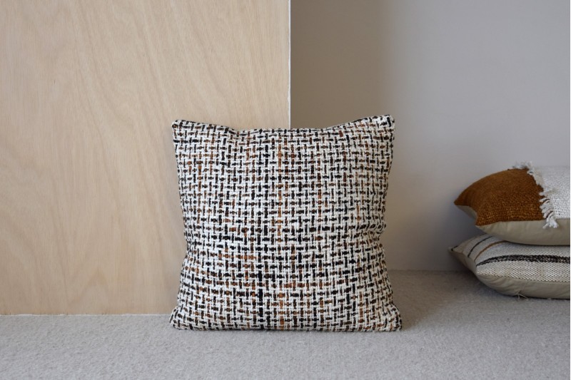 CUSHION LAZA N.5. OCHRES MUSTARD AND WHITE | VP Interiorismo