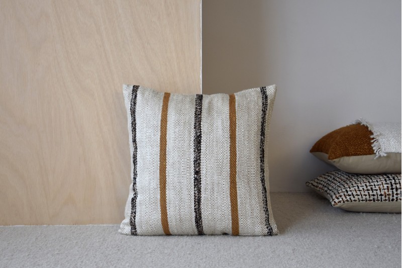 COUSSIN COTON MOUTARDE NOIR BLANC. LAZA N.6 | VP Interiorismo