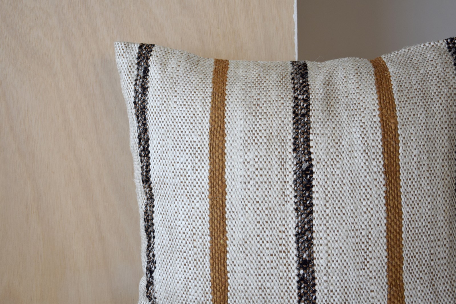 COJÍN ALGODÓN MOSTAZA  BLANCO. LAZA N.6