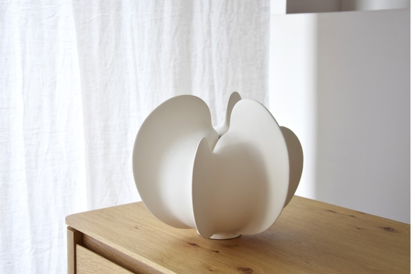 CORAL CERAMIC VASE. WHITE. LOW | VP Interiorismo