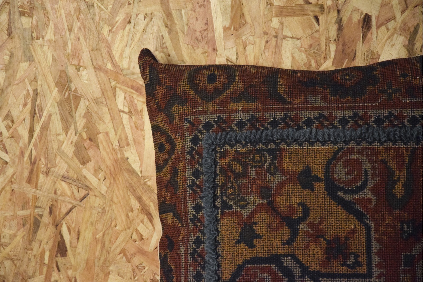 COJIN ALGODON- LANA. OCRE Y BORDADO AZUL