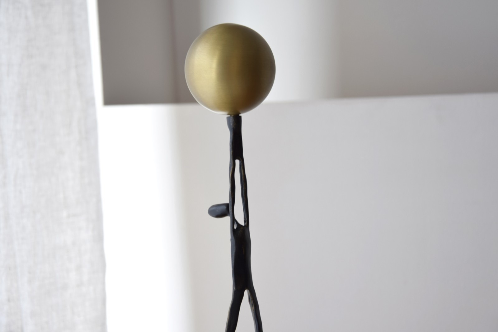 ESCULTURA ORBE. METAL Y MARMOL