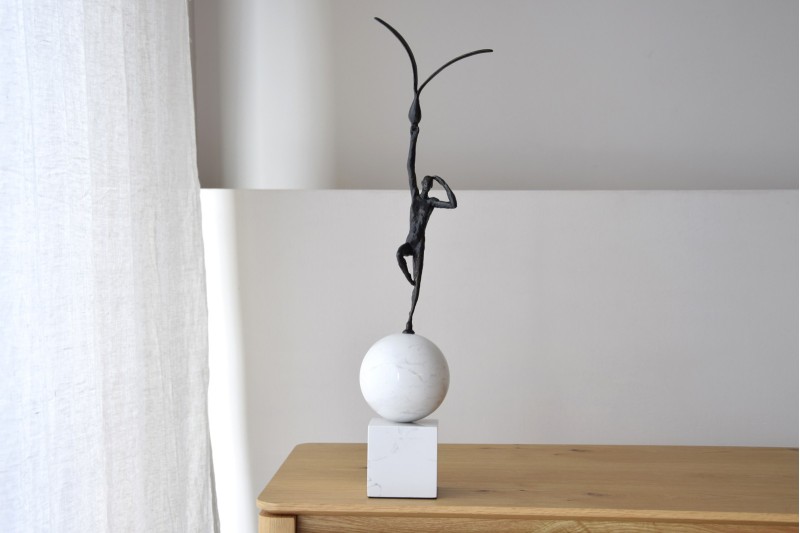 HORIZON SCULPTURE. METAL AND MARBLE | VP Interiorismo