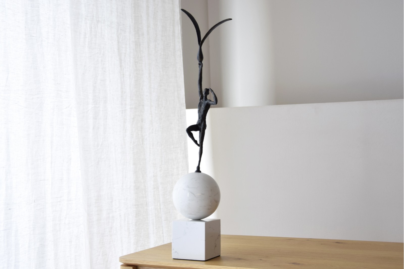 ESCULTURA HORIZONTE. METAL Y MARMOL