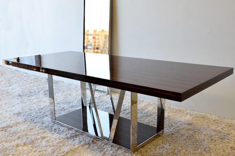 DINING TABLE. HIGH GLOSS EBONY AND STEEL BASE. PE | VP Interiorismo