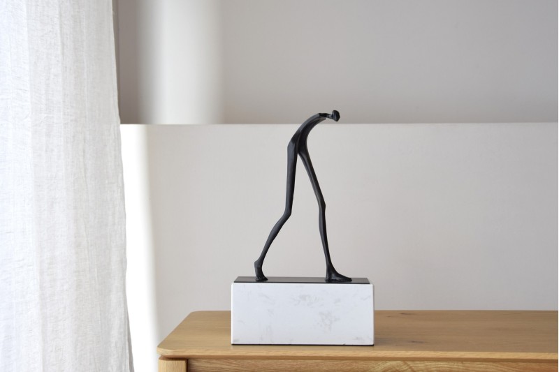 CAMINANTE. SCULPTURE. METAL AND MARBLE | VP Interiorismo